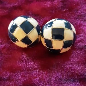 Pair of black-and-white pierced earrings stunning